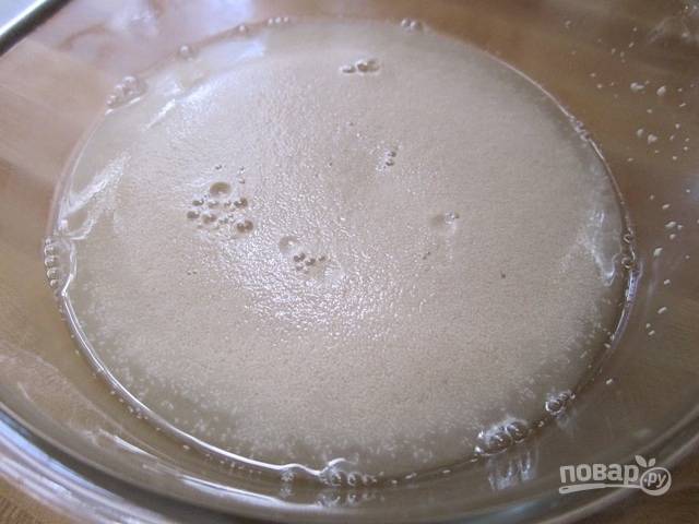 1.	В миске смешайте теплую воду, мед или сахар, дрожжи. Оставьте до появления пены.