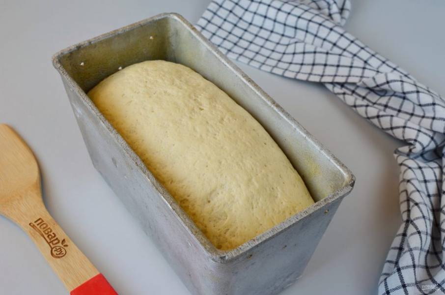 Спустя 40 минут тесто снова увеличится. Прогрейте духовку до 190 градусов и выпекайте хлеб 45 минут.