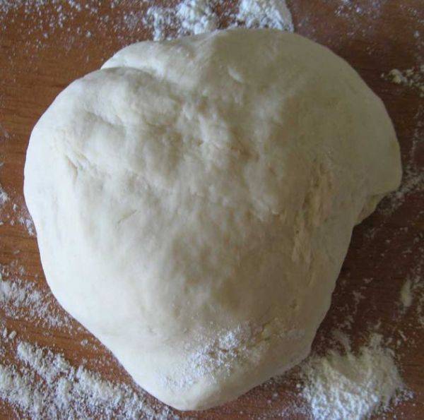 2. Месим, пока тесто не перестанет прилипать к рукам. Затем помещаем тесто в пакет и отправляем его в морозилку. 