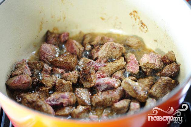 1. Говядину нарезать кубиками. Посыпать мясо сверху мукой, перемешать. Растопить сливочное масло и оливковое масло в большой сковороде. Жарить мясо на сильном огне до коричневого цвета. Готовое мясо выложить в тарелку. 