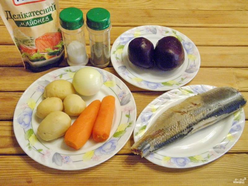 Подготовьте продукты. Отварите овощи до готовности в кожуре. Очистите. У рыбы удалите внутренности, кожу, голову.