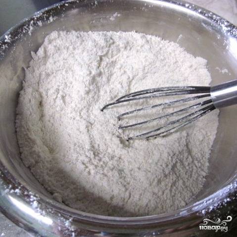Миндаль при помощи кухонного комбайна измельчаем в муку, получившуюся миндальную муку (ее должно получиться 100-150 грамм) добавляем к муке и сахарной пудре.