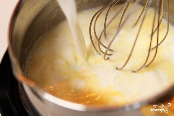 4. Тоненькой струйкой вливайте молоко, продолжая помешивать. В рецепте приготовления запеканки из макарон с сыром в духовке можно использовать специи: мускатный орех, куркуму, паприку, прованские травы. 