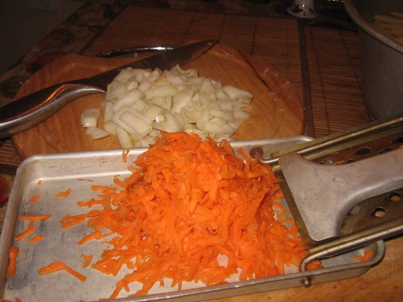 Лук мелко порубили, морковку натерли на терке.