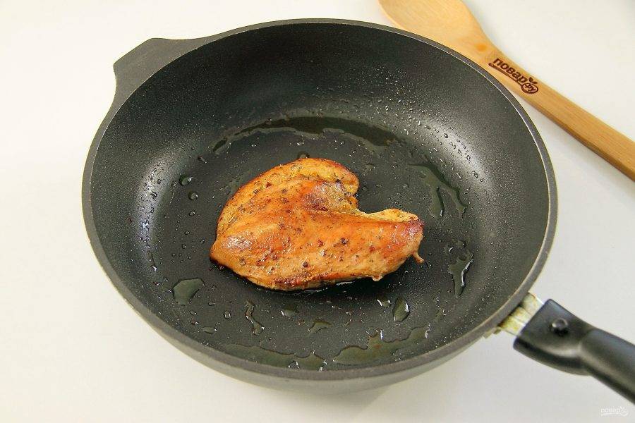Обжарьте филе на сковороде под крышкой с двух сторон до готовности.