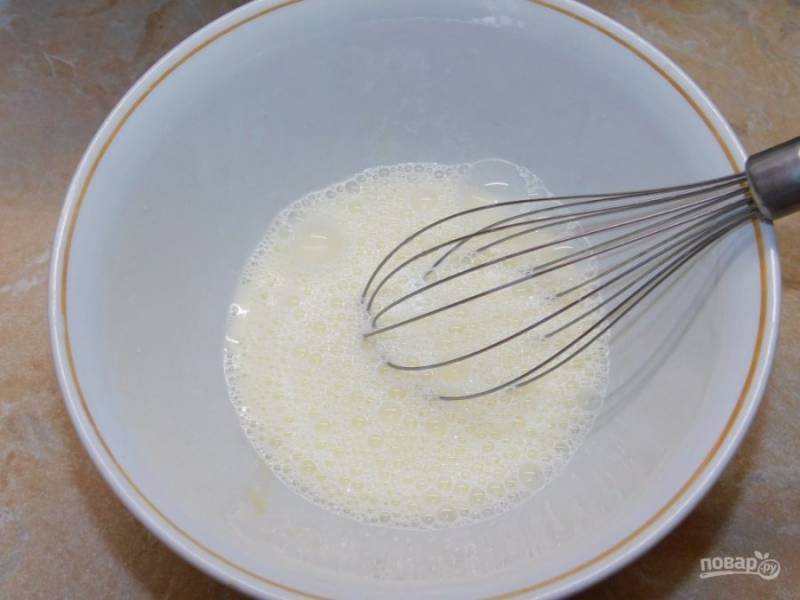 Для приготовления гренок смешайте молоко, яйцо и соль. Немного взбейте венчиком.