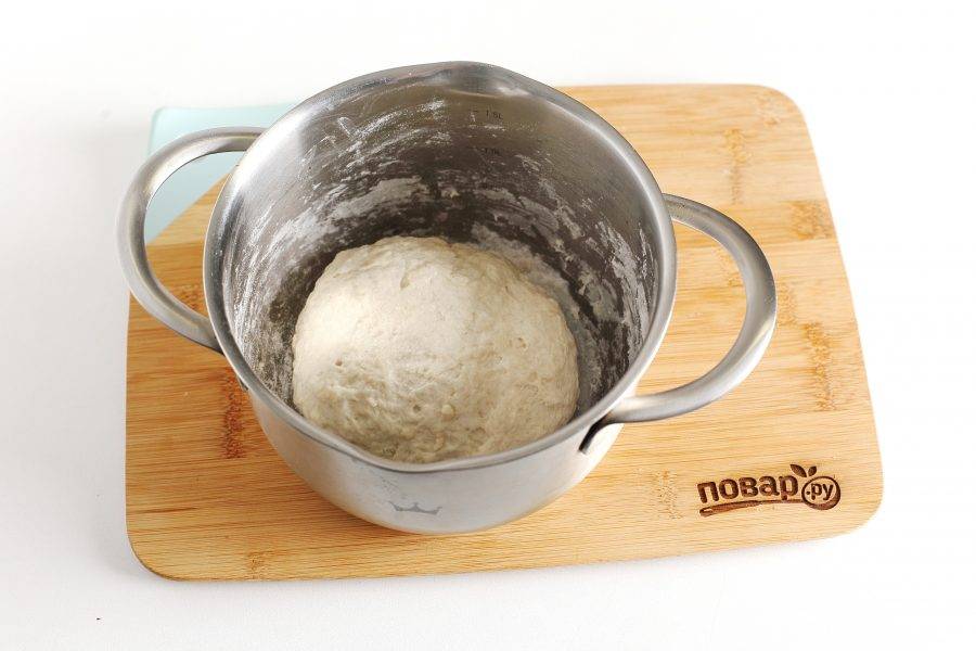 Все перемешайте и затем смазанными в масле руками, замесите мягкое тесто. Если необходимо, то можно добавить еще немного муки, но забивать сильно тесто не стоит. Накройте тесто полотенцем и дайте полежать 20 минут.