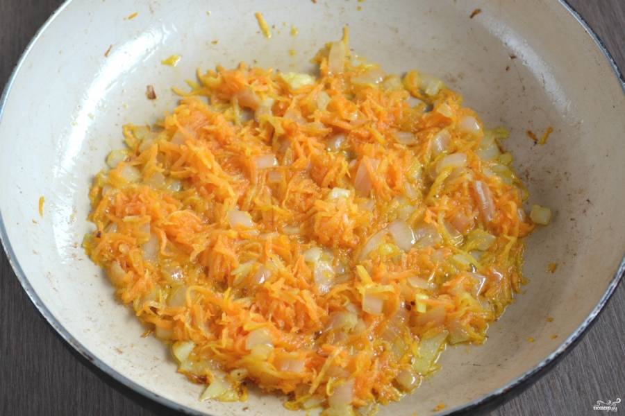 Спассеруйте в небольшом количестве растительного масла лук и морковь.