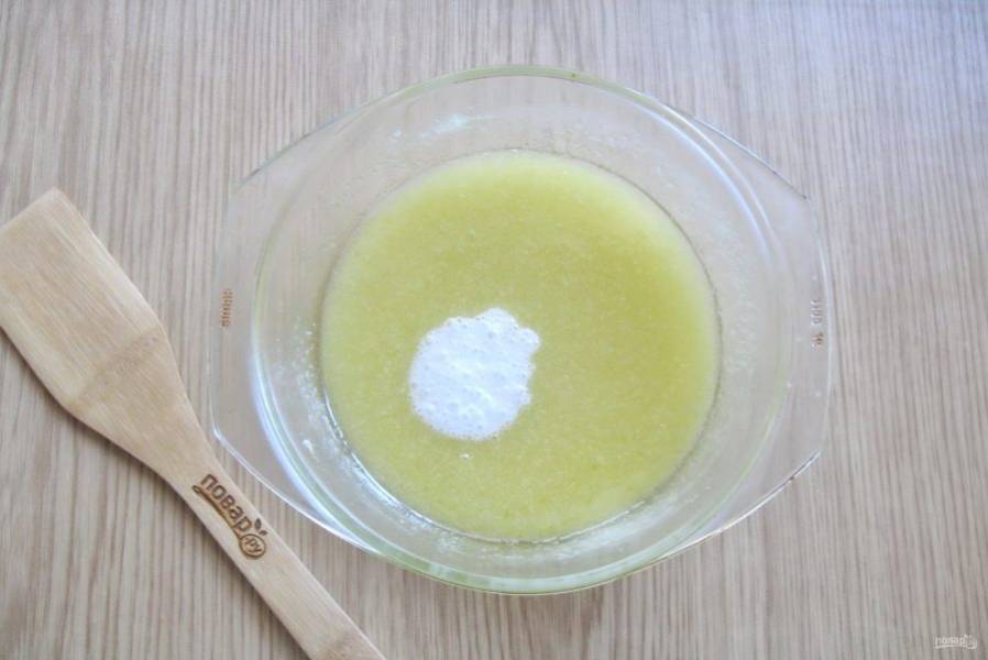 Соду погасите лимонным соком или уксусом. Добавьте в тесто.