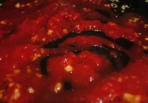 Для соуса разогреваем масло, кидаем порезанный чеснок, через 2-3 минуты добавляем томатную пасту.