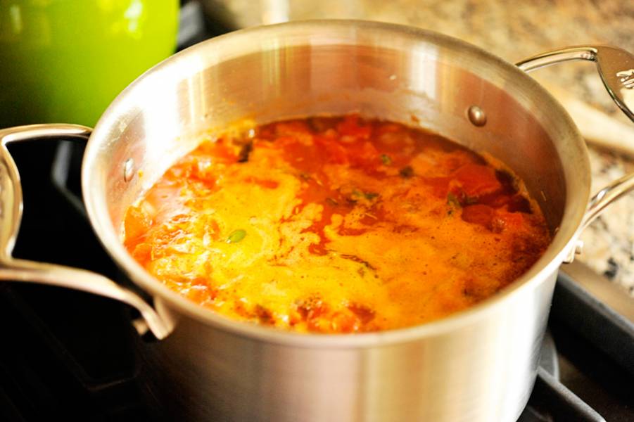 6. Суп варится около получаса на медленном огне. После добавления последних ингредиентов, доведите его до кипения и отставьте остывать.