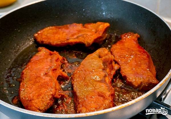 4. На сковороде разогрейте растительное масло. Выложите стейки и жарьте на среднем огне с двух сторон минуты по 2-3.