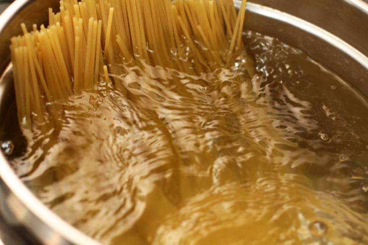 Параллельно отварите до готовности спагетти. В оригинальном рецепте пасту недоваривают 2 минуты.