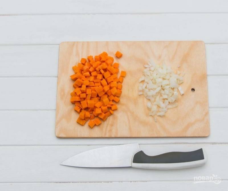 1.	Чищу и мою лук с морковью, нарезаю небольшими кубиками. Сковороду ставлю на огонь, наливаю растительное масло и кладу сперва лук, через несколько минут и морковку. 