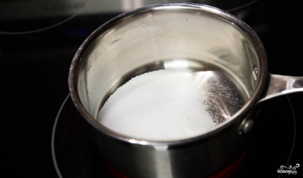 В небольшую кастрюлю высыпьте весь сахар и всю соль.