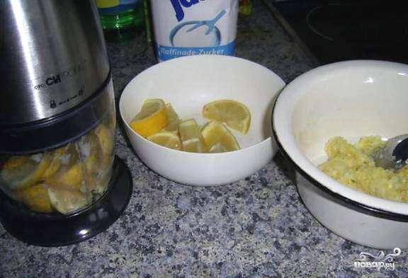 Лимоны пропустить через мясорубку и добавить сахар.