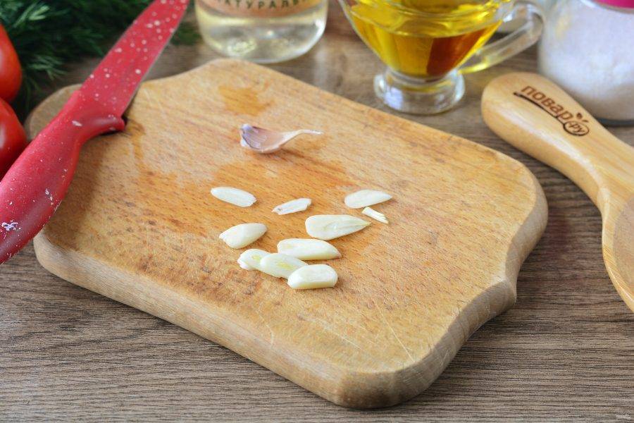 Нарежьте пластинами чеснок.