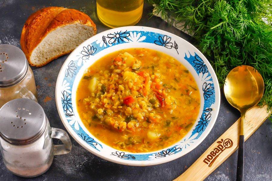 Разлейте приготовленный пряный суп в глубокие тарелки и подайте к столу горячим вместе с хлебом, несладкими лепешками, лавашом.