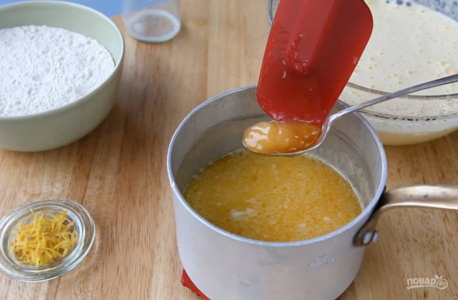 2.	Растопите на медленном огне масло, добавьте к нему мед и молоко.