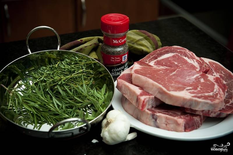 1. Приготовьте все ингредиенты. Мясо нарежьте на стейки. Свежие розмарин, душицу и тимьян промойте.