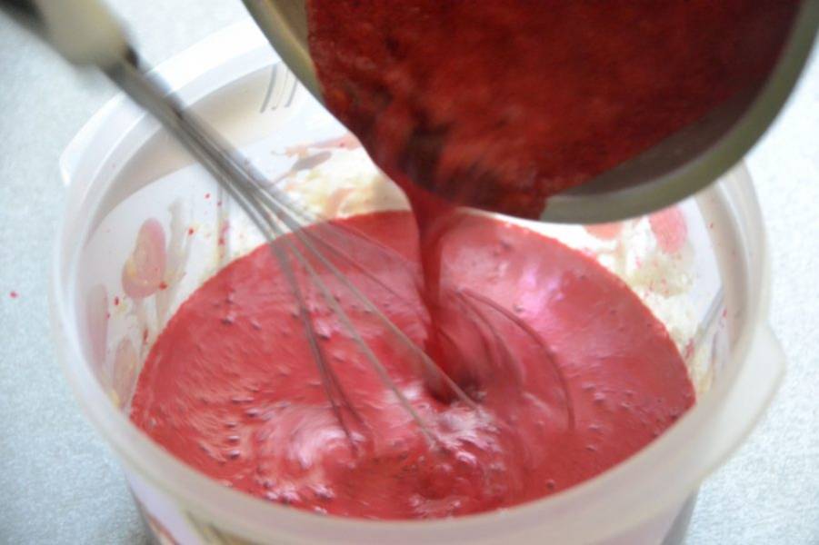 Влейте в яичную смесь горячее вишневое пюре, вливайте тонкой струйкой при постоянном помешивании.