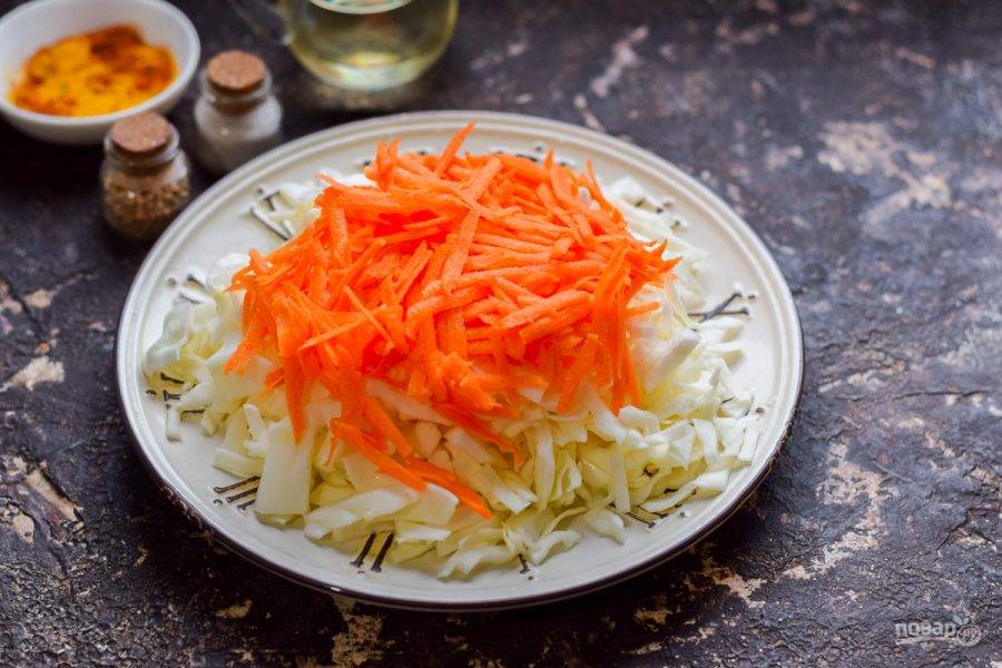 Морковь очистите и сполосните, натрите на терке, добавьте к капусте.