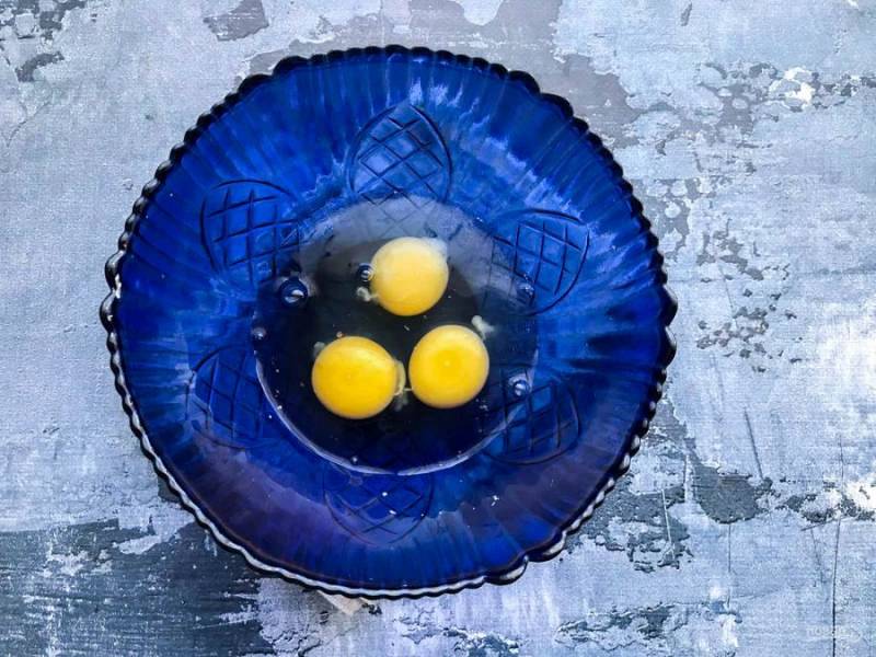 В глубокую тарелку, в которой будете готовить тесто, вбейте яйца.