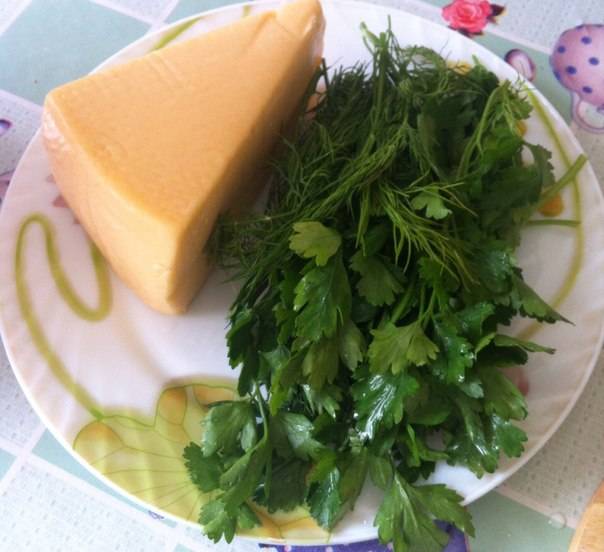Сыр я использую твердый, можно российский или голландский. Из зелени - петрушку или укроп. 
