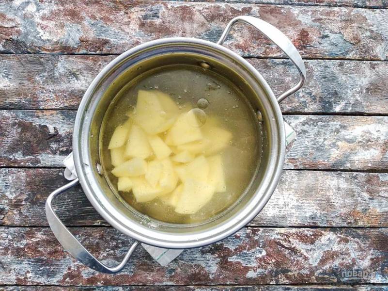 В кипящий бульон добавьте нарезанный небольшими кусочками картофель и варите 10-15 минут.