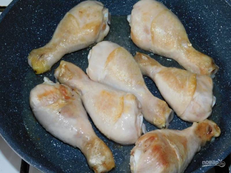Обжарьте куриные голени.