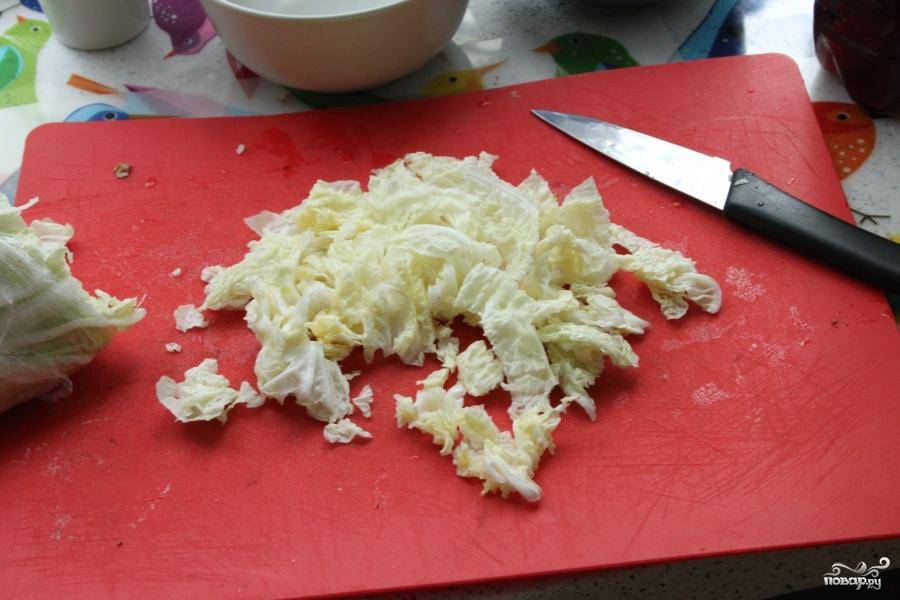 Нарезать Пекинскую капусту как можно мельче. Салат рассчитан на 2 порции, поэтому я сразу раскладываю по тарелкам. 