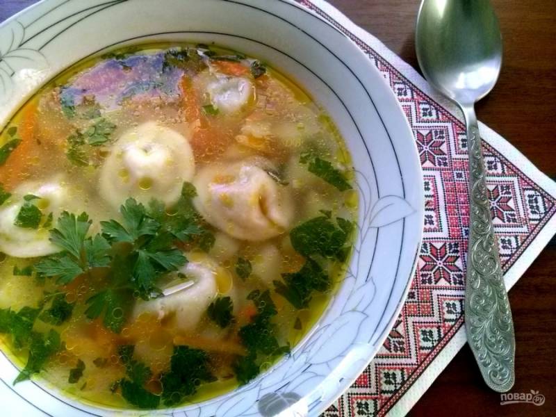 Два в одном: рецепт настоящего сытного супа с пельменями, которые делали наши бабушки