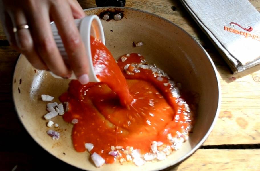 Приготовьте томатную заправку. Оставленный лук обжарьте в подсолнечном масле, затем добавьте томатный сок и прокипятите его минут 5.
