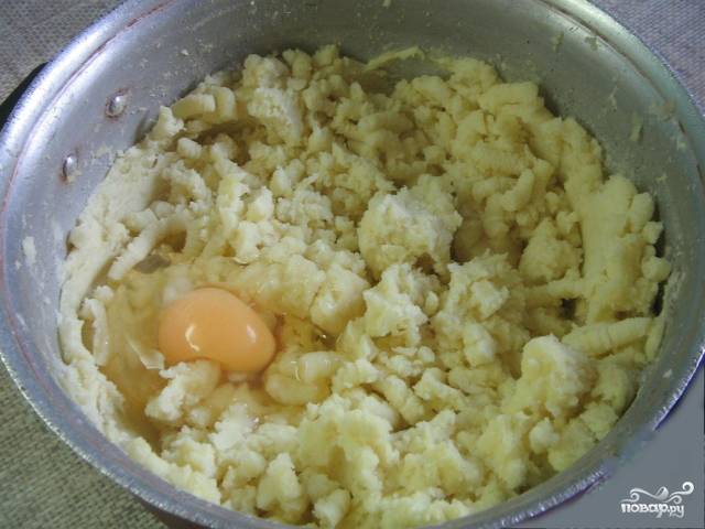 3. Необходимо замесить тесто. Для этого готовую картошку выложите в миску, растолките её как на пюре, чтобы не было комочков. Добавьте яйца, муку, соль, по желанию черный молотый перец, все хорошо перемешайте, и замешивайте тесто примерно минут 5-7.