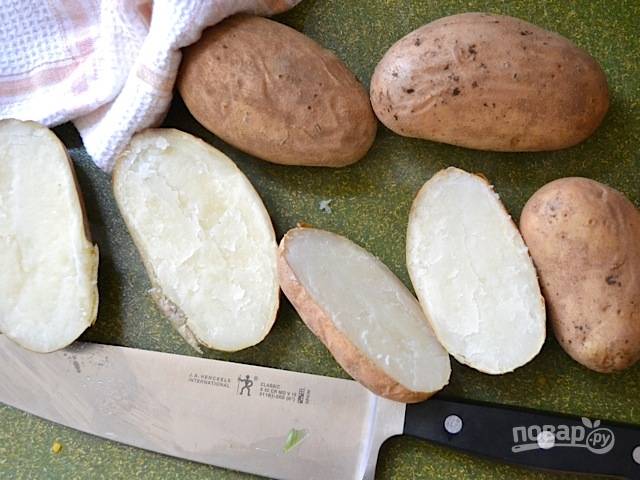 5.	Разрежьте приготовленный картофель острым ножом.