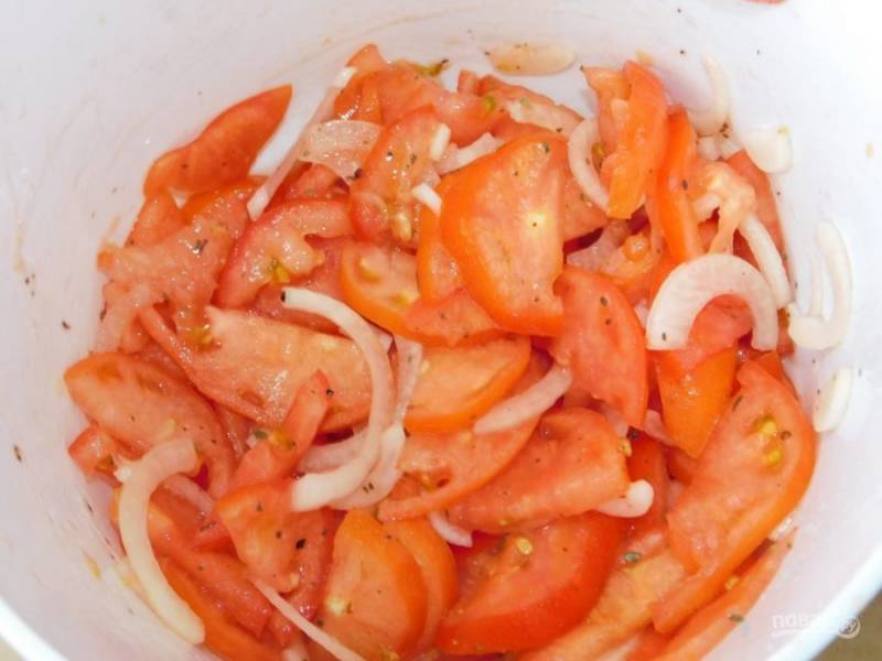 Перемешайте маринад с помидорами и луком. Поставьте в холодильник хотя бы на 1 час.  Перед подачей попробуйте и, по необходимости, добавьте сахар.