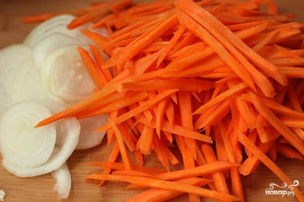 Морковь нарезаем соломкой, лук - кольцами.