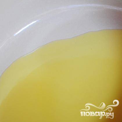 Разогреть оливковое масло в большой кастрюле.