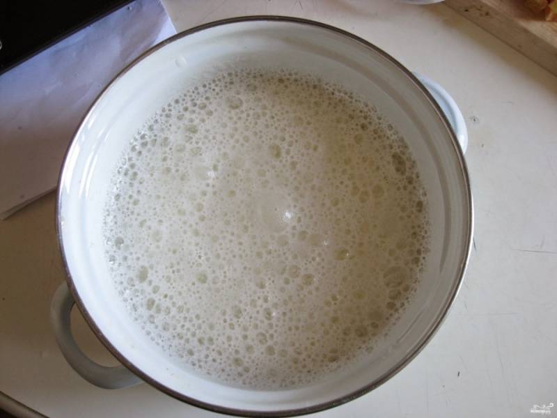 Сначала приготовьте опару. Дрожжи растворите в теплом молоке со столовой ложкой муки и сахара. 