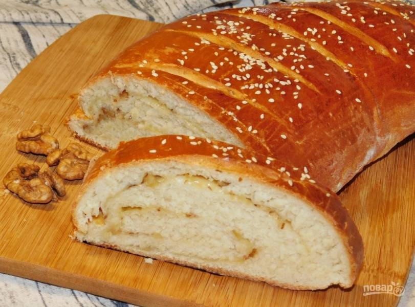 Белый хлеб с сыром и орехами