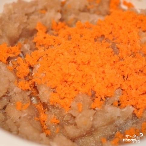Сырую морковь очищаем и тоже натираем на мелкой терке, добавляем к тертому топинамбуру.