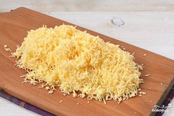 1. Сыр натрите на мелкой терке. Можете использовать любой сыр, но если он солоноват, нужно уменьшить количество соли, чтобы тесто не получилось пересоленным.