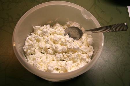Выложите творог в миску, добавьте к нему сахар и хорошенько перемешайте. Секрет пышных сырников в твороге – чем суше творог, тем пышнее выйдут сырники. 