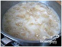 Засыпать сахаром, довести до кипения.