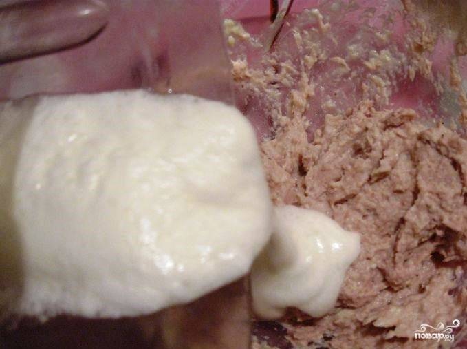 Охлажденные белки куриных яиц взбейте в крепкую пену со щепоткой соли. Осторожно введите белки в мясную массу, перемешивая лопаткой сверху вниз. 