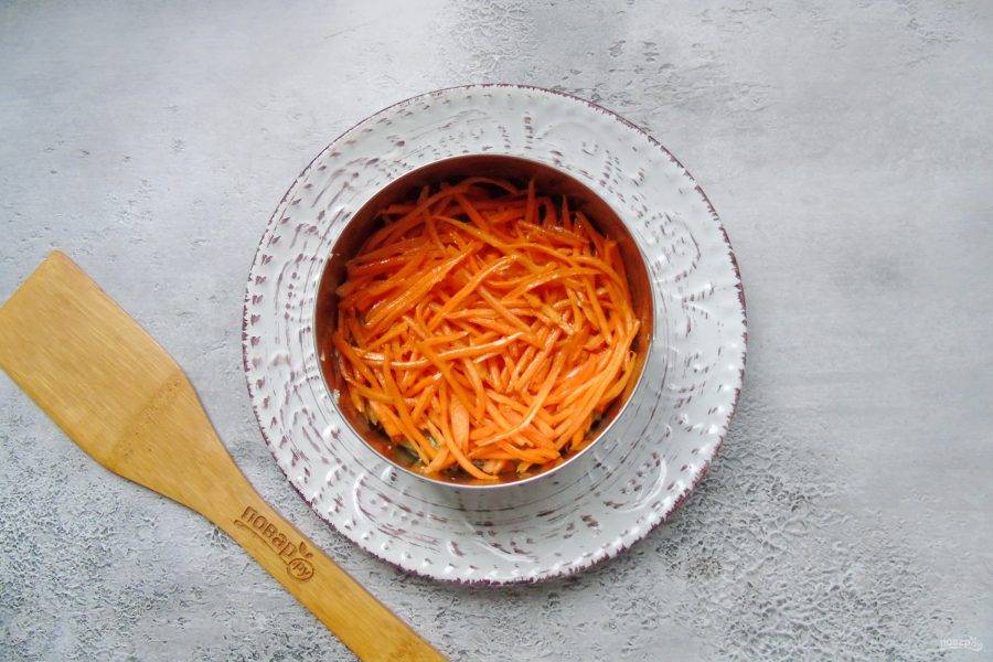 Морковь по-корейски — это третий слой салата.