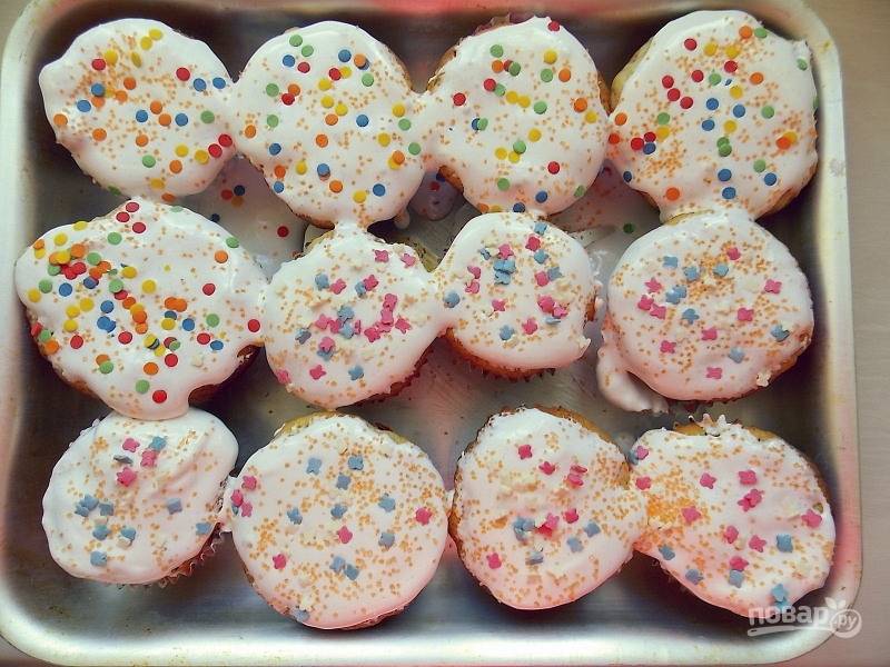 Достаньте готовые куличи из духовки, покройте глазурью и украсьте на Ваш вкус.