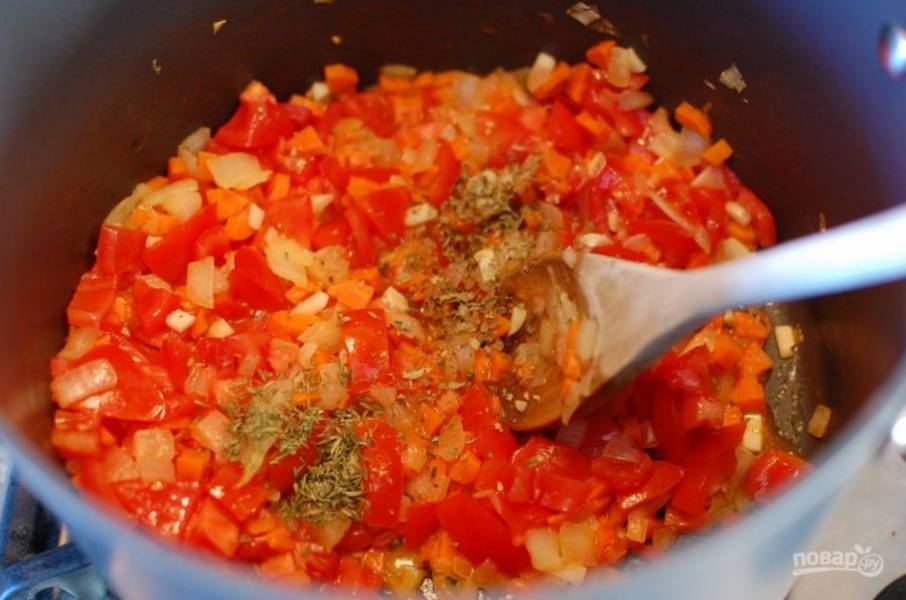 3.	Нарежьте мелко помидоры и выложите их в кастрюлю, добавьте измельченный чеснок, орегано и тимьян.