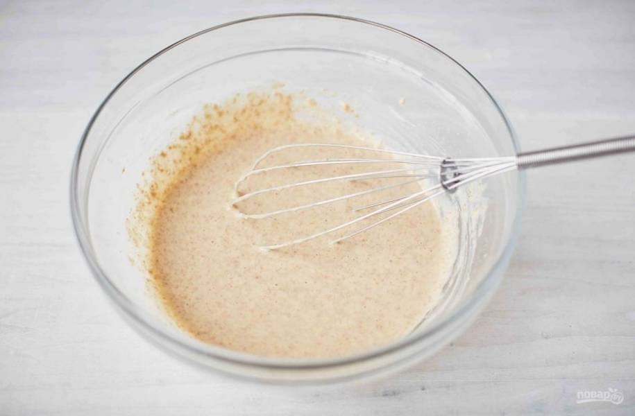 2. Взбейте тесто до гладкой консистенции. Запечатайте миску пищевой пленкой и оставьте на час в теплом месте.