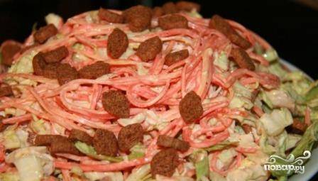 Перед подачей на стол посыпаем салат сухариками.